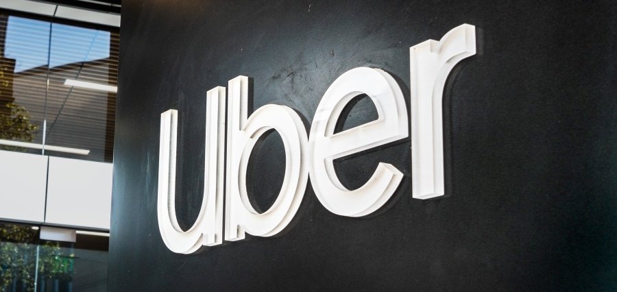 Read more about the article Uber launches EV options, AI assistance for drivers in green push